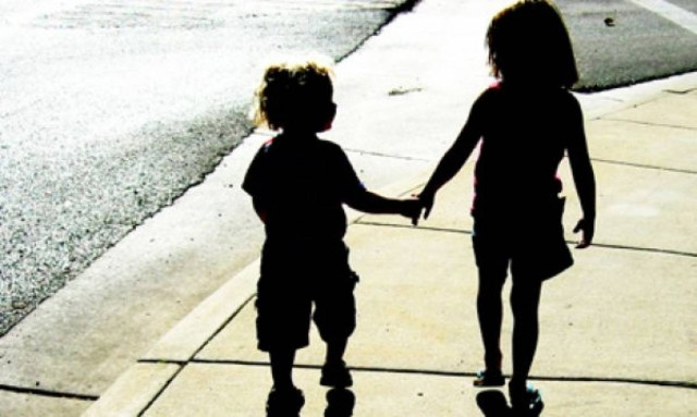 Οι γονείς έχουν την τάση να βλέπουν τα παιδιά τους πιο κοντά σε ύψος!