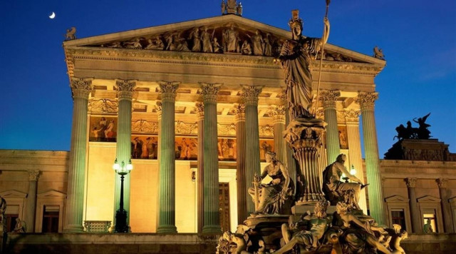 Δεκάδες χιλιάδες δημόσιοι υπάλληλοι διαδήλωσαν στη Βιέννη