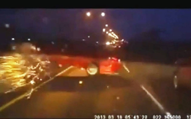 Γλύτωσε από τροχαίο και... συνέχισε λες και δεν έγινε τίποτα! (βίντεο)