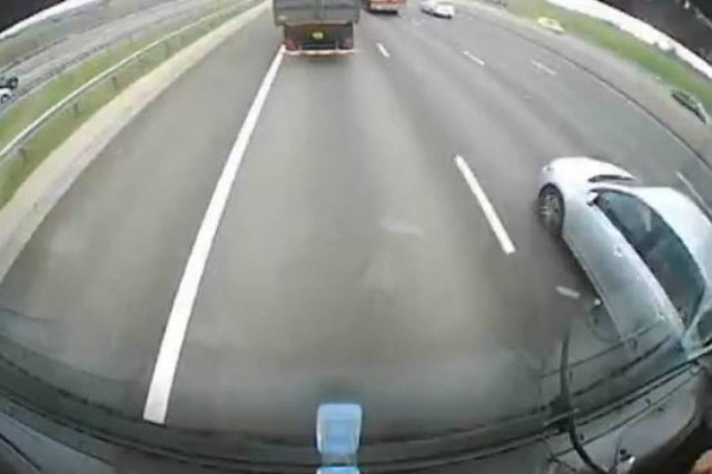 Το Honda αποτυγχάνει να τα "βάλει" με το... φορτηγό (βίντεο)