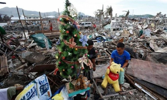 Φιλιππίνες: Χριστούγεννα μέσα στα συντρίμμια (εικόνες)