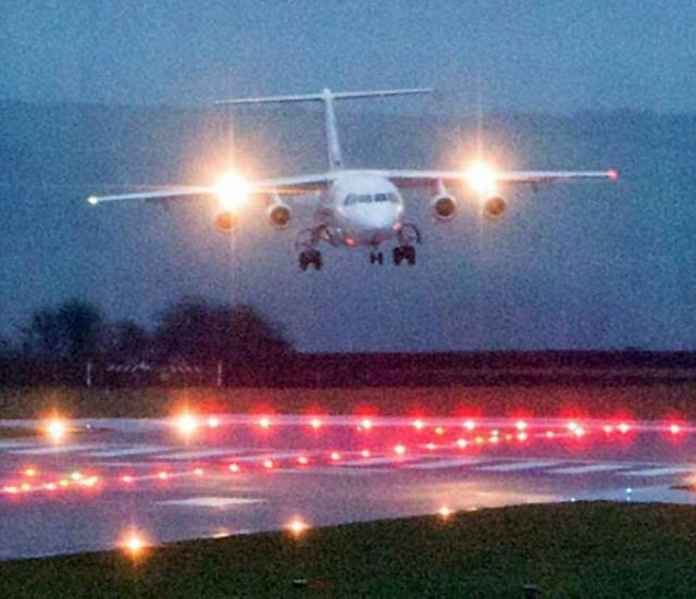 Βίντεο-ΣΟΚ: Τρομακτική προσγείωση αεροπλάνου στη Βρετανία