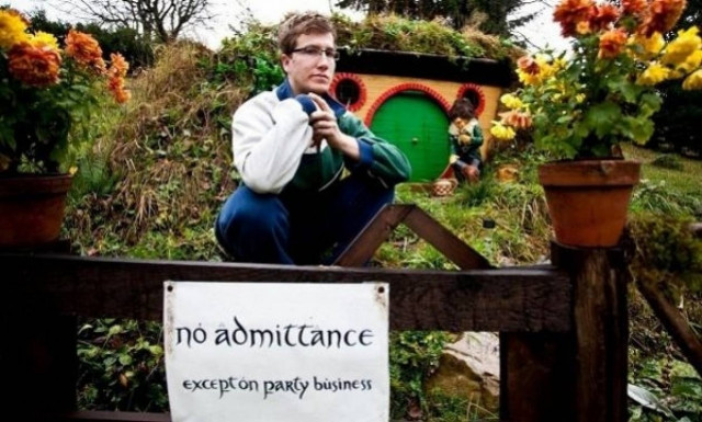 Κατασκεύασε το σπίτι των Χόμπιτ εμπνευσμένος από...