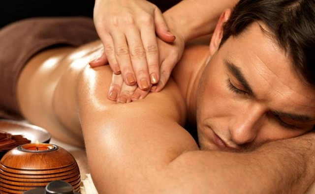 Γιατί πρέπει να κάνετε μασάζ στο σύντροφό σας πριν το sex...