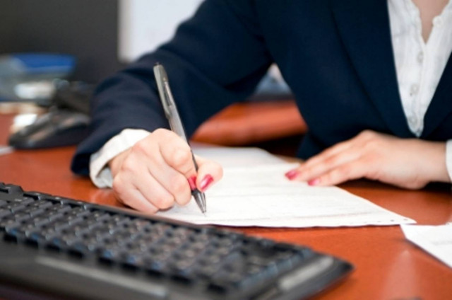 Ανάγκασε τη γραμματέα του να υπογράψει συμβόλαιο για «εβδομαδιαίο σεξ»