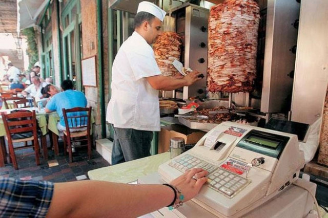 Και το 2014 στο 13% ο ΦΠΑ στην εστίαση