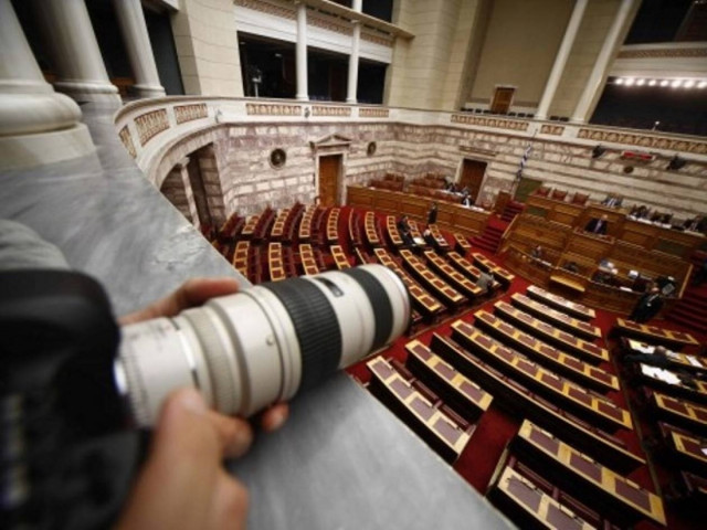Σε εξέλιξη στη Βουλή η συζήτηση για τον Ενιαίο Φόρο Ακινήτων (LIVE)