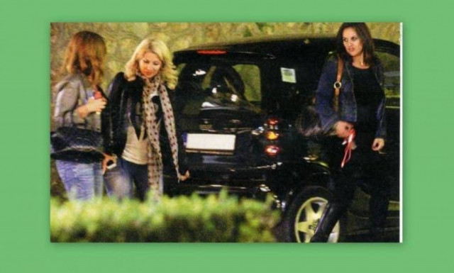 Ελένη Μενεγάκη: Βόλτα με τις φίλες της