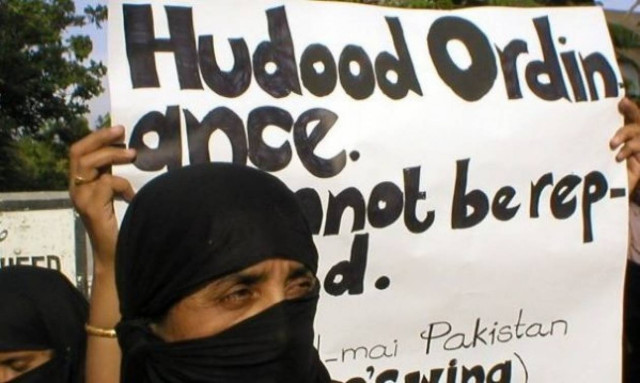 13χρονη έσκαψε και βγήκε από λάκο που την είχαν θάψει οι βιαστές της