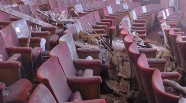 Δείτε: Η πρώτη φωτογραφία μέσα από το θέατρο που έπεσε η οροφή
