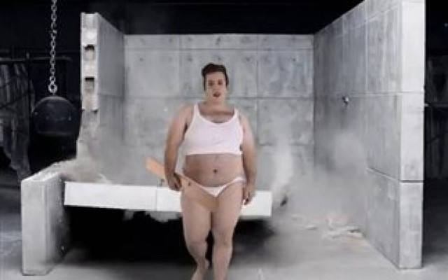 Η ελληνική παρωδία της Miley Cyrus που σαρώνει στο διαδίκτυο!