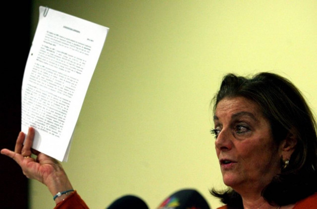 ΟΚΑΝΑ: Στο πεζοδρόμιο έδωσε συνέντευξη η Μένη Μαλλιώρη