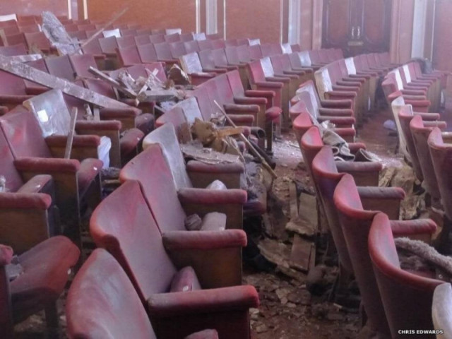 Τα αίτια της κατάρρευσης του Apollo Theatre αναζητά η αστυνομία