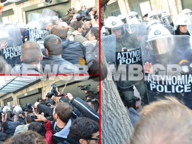 «Πορτοκαλοπόλεμος» στο Σύνταγμα μεταξύ αγροτών και αστυνομίας (Φωτό)