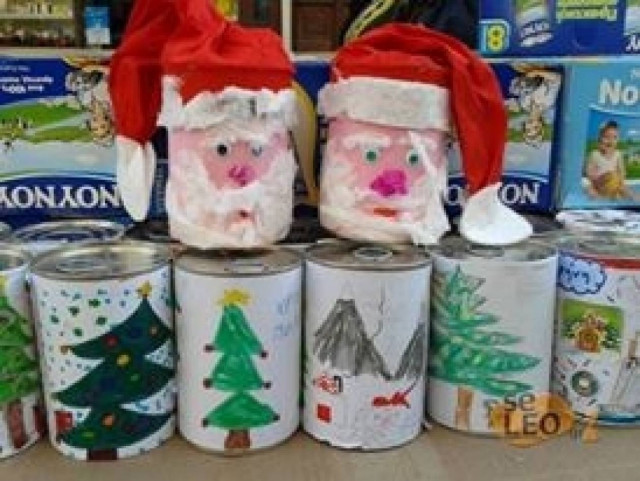 Θεσσαλονίκη: Στήνεται το χριστουγεννιάτικο δέντρο από... γάλα (Φωτό)