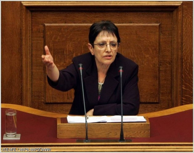 Παπαρήγα: Δεν μας έδωσε κανείς την κατοικία δωρεάν