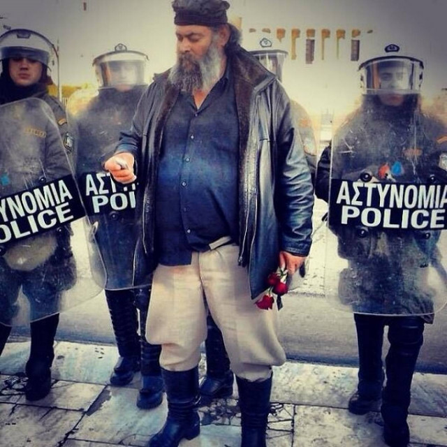 Θεός ο Κρητικός : Άμα βγάλεις το ψεκαστήρι επαέ θα σε τελειώσω (pic)