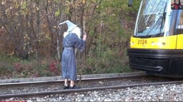 Φαρσέρ σταματάει τραμ ντυμένος... μάγισσα! (vid)