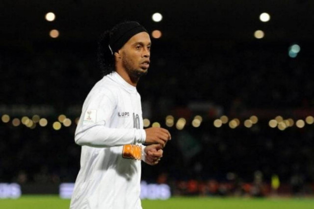 Απίστευτο show… ξύλου από Ροναλντίνιο! (videos)