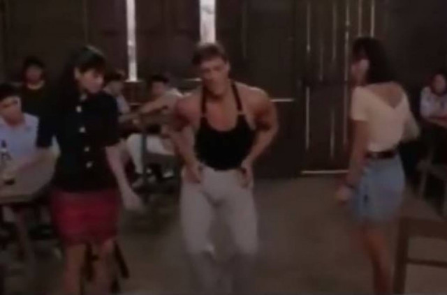 Θεϊκό: Δείτε τον Van Damme να χορεύει τα «καγκέλια» (video)