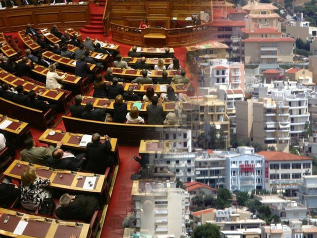 Μεταξύ σφύρας και άκμονος η κυβέρνηση για τους πλειστηριασμούς