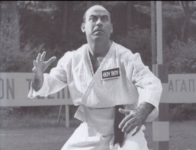 Γυρίζοντας τον χρόνο πίσω: Η βίαιη σύλληψη του Θανάση Βέγγου (pics)