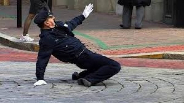 Η οδήγηση έπαψε να είναι μονότονη με αυτόν τον τροχονόμο! (vid)