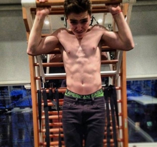 Ο 13χρονος γιος της Madonna ιδρώνει για τους κοιλιακούς