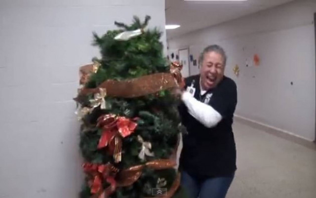 Θεϊκό: Μαθητής ντύνεται χριστουγεννιάτικο δέντρο και σκορπά τρόμο(vid)