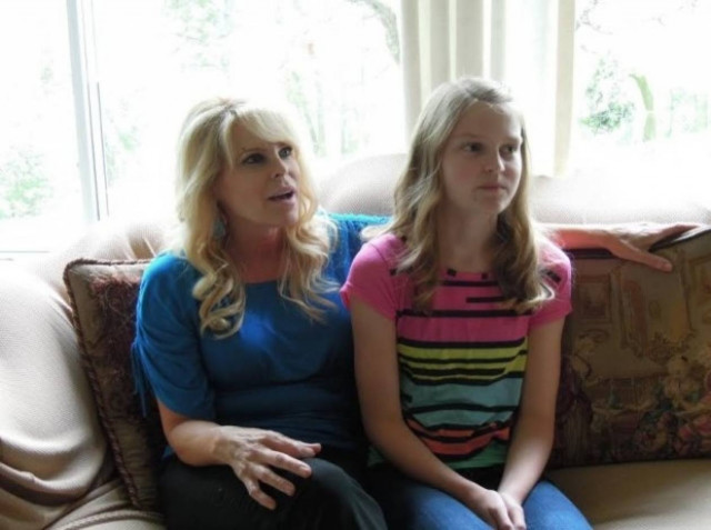 Νεαρό κορίτσι βρέθηκε με τρεις βιολογικούς γονείς!(vid)