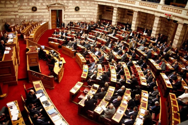 Με οριακό «ναι» πέρασαν οι πλειστηριασμοί και ο φόρος ακινήτων