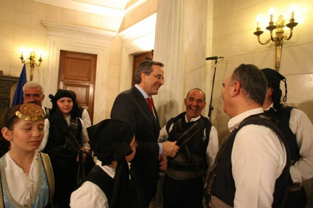 Κάλαντα και μαντινάδες στον Πρωθυπουργό (vid)