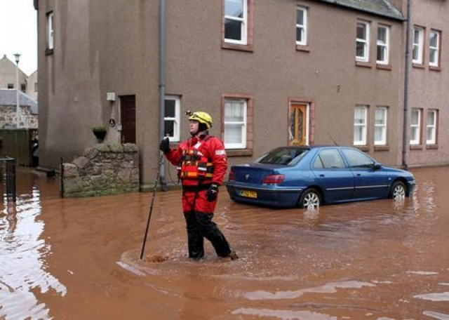 Ισχυρές καταιγίδες σαρώνουν τη Βρετανία