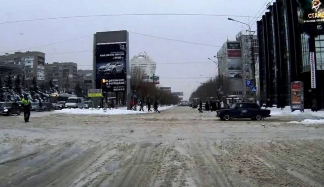 Πως μεταφέρουν στη Ρωσία ένα φορτηγό που έχει "μείνει";