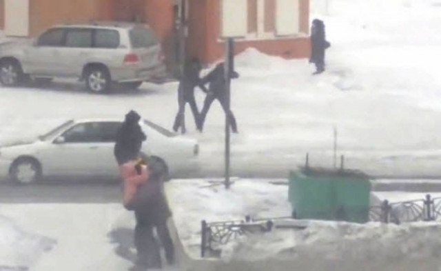 Δύσκολα περπατάς σε χιονοθύελλα... (βίντεο)