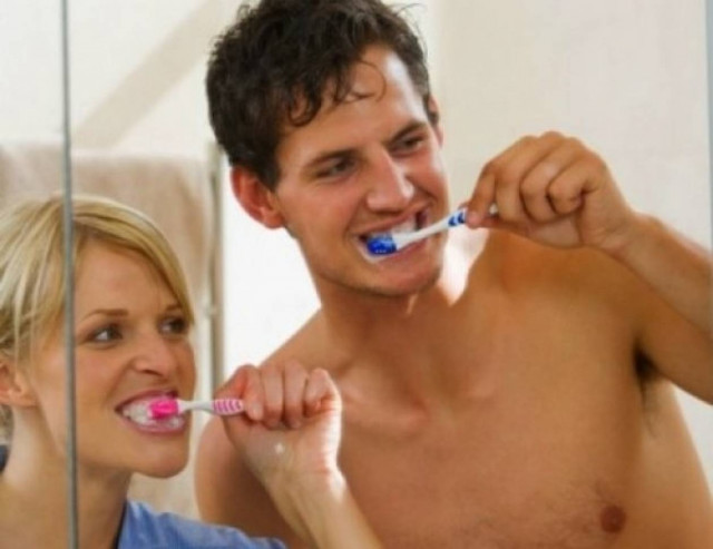 Πώς το βούρτσισμα των δοντιών οδηγεί σε... καλύτερο σεξ!