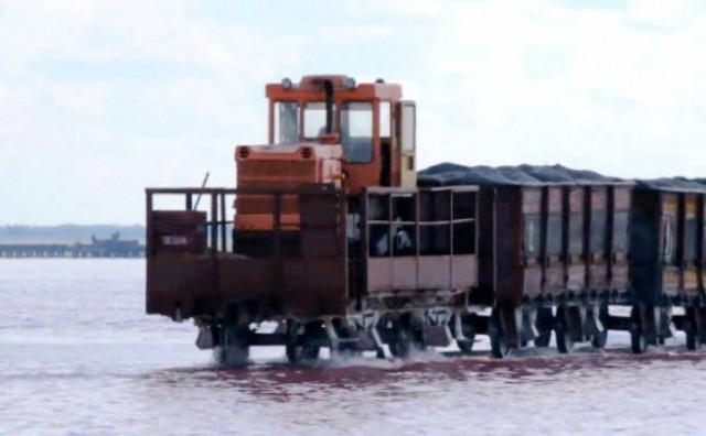 Τρένο εκτελεί διαδρομή πάνω σε λίμνη! (βίντεο)