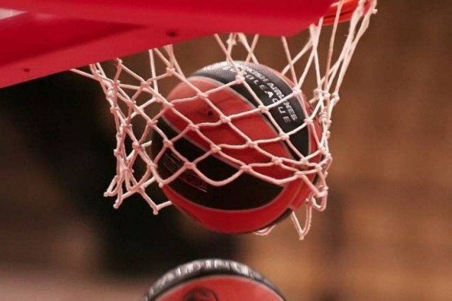 Βίντεο ΣΟΚ: Πέταξαν κάδο στο κεφάλι καλαθοσφαιριστή