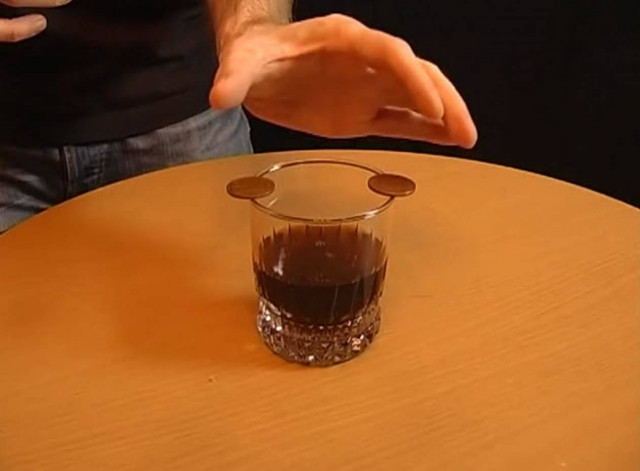 Κάντε απίθανα τρικ με απλά αντικείμενα (βίντεο)