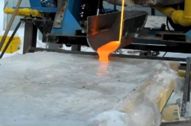 Η σύγκρουση της φύσης: Λάβα εναντίον πάγου! (βίντεο)