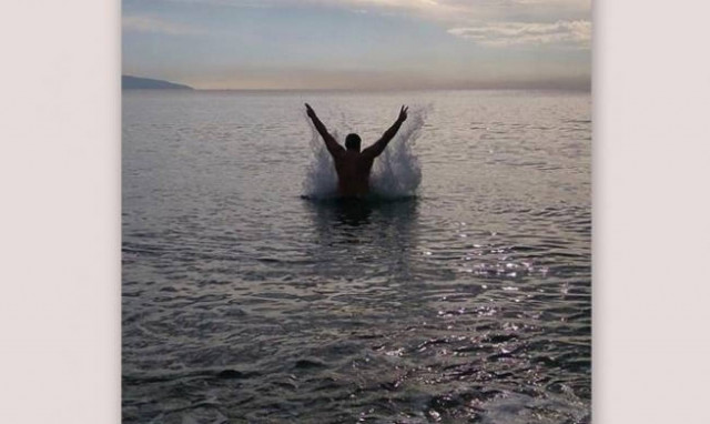 Παραμονή Χριστουγέννων και κάνει μπάνιο στην θάλασσα ο...