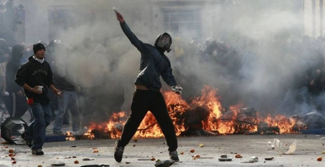 Economist: Πολύ υψηλός κίνδυνος κοινωνικών ταραχών στην Ελλάδα το 2014