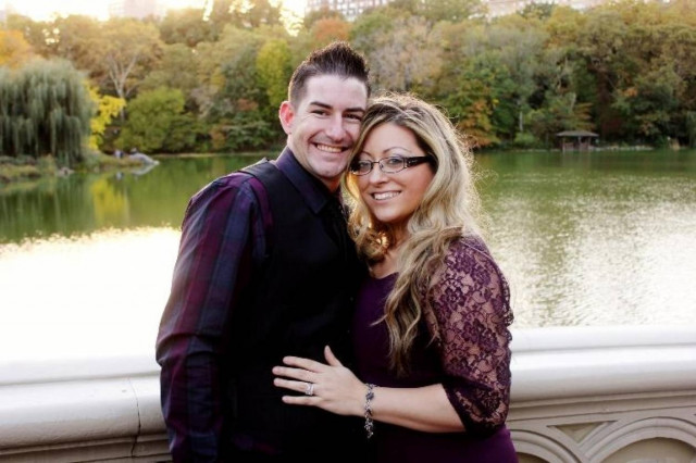 Η χριστουγεννιάτικη κάρτα ενός ζευγαριού που σαρώνει στο Facebook