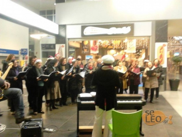 Είπαν τα κάλαντα στους επιβάτες οι εργαζόμενοι του ΟΣΕ στη Θεσσαλονίκη