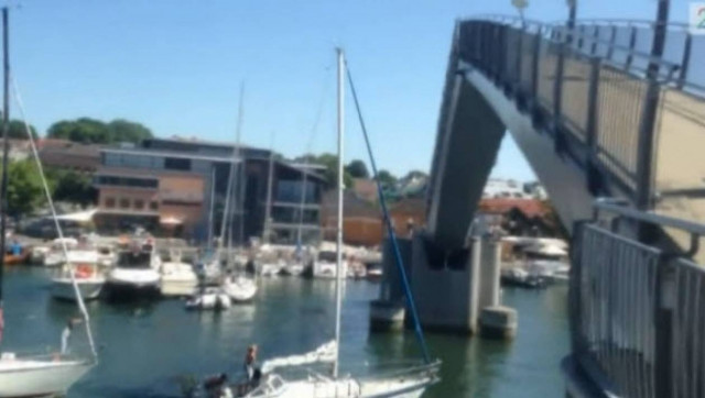 Η γέφυρα πρόλαβε το ιστιοφόρο... (βίντεο)