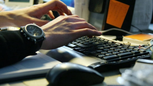 ΣΟΚ: Παιδόφιλος κατέβαζε σκληρό πορνογραφικό υλικό μέσα σε καφετέρια