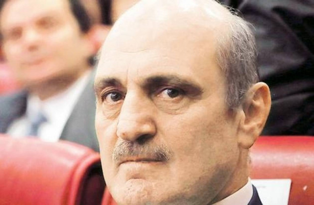 Κάμερα έπιασε υπουργό του Ερντογάν να μοιράζει λίρες (vid)