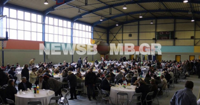 Εκατοντάδες στο χριστουγεννιάτικο γεύμα αγάπης του δήμου Αθηναίων