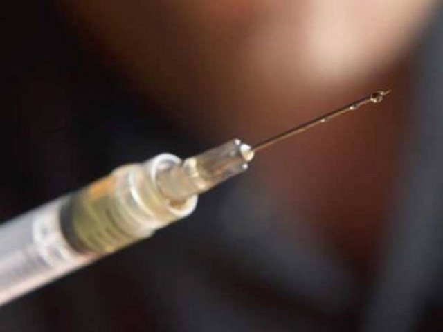 Γυναίκα επιχείρησε να καρφώσει σύριγγα στο χέρι αστυνομικού