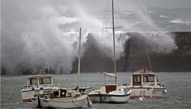 Συνεχίζονται τα προβλήματα από την κακοκαιρία σε Βρετανία και Γαλλία